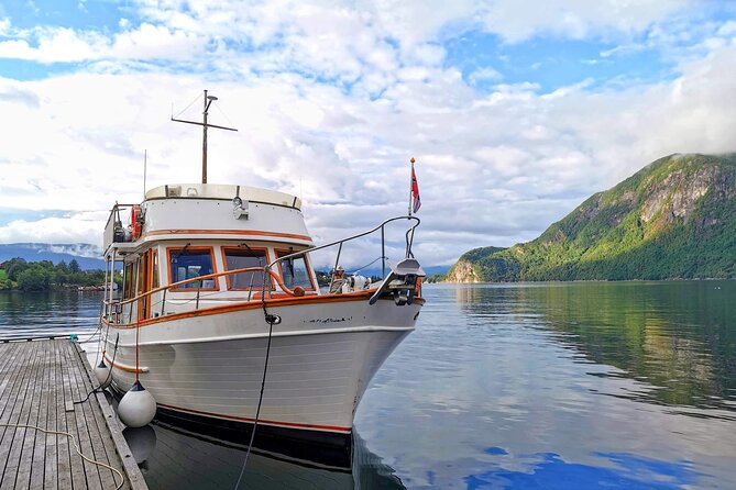 Mostraumen Private Pontoon Cruise - A private cruise far from the big sightseeing boats