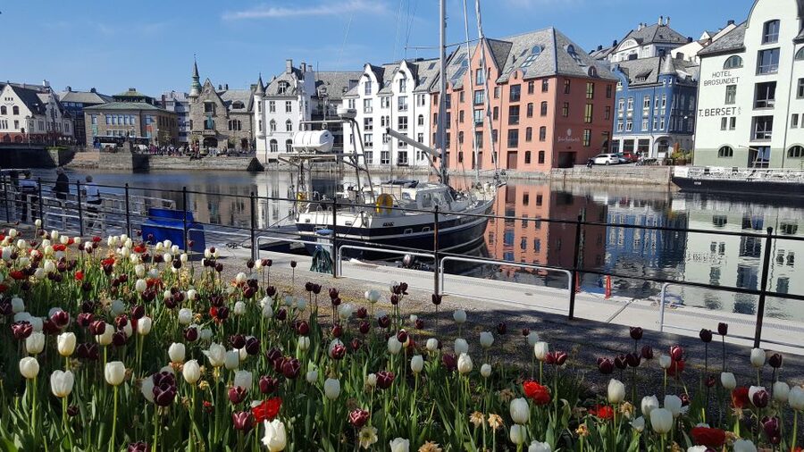 Norwegian Coastal Cities: Smartphone Audio Guide App - Kirkenes and Hammerfest: far-north stops with a slower rhythm