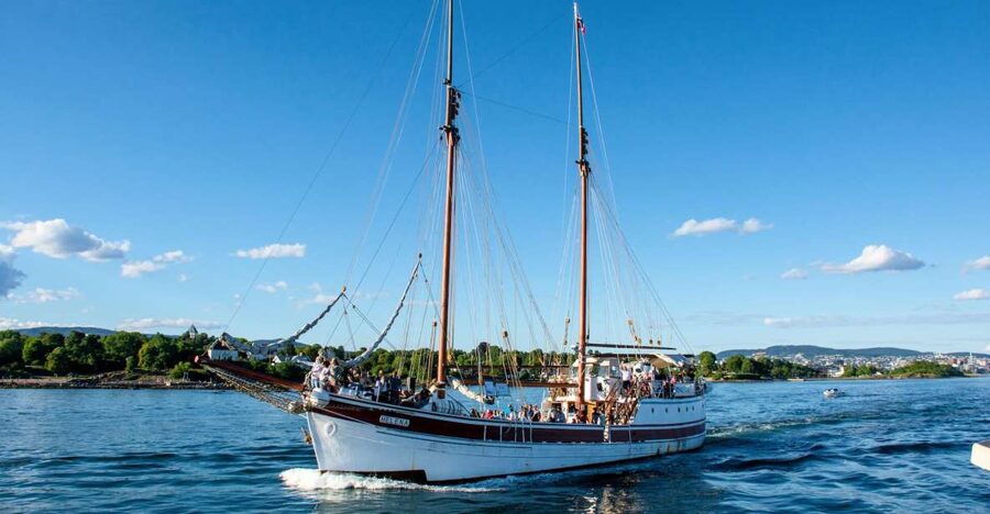 Oslo: Best of Oslo Walking Tour & Fjords Sightseeing Cruise - Why combining Oslo on foot and by water works