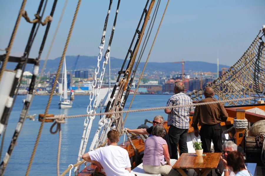 Oslo: Best of Oslo Walking Tour & Fjords Sightseeing Cruise - Hovedøya, Dyna Lighthouse, and the changing shoreline