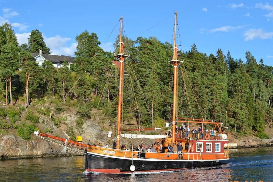 Oslo: Fjord Mini Cruise by Wooden Sailing Ship - The 50-minute route, from fortress to modern Oslo