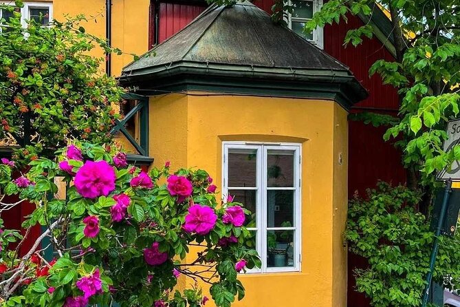 Oslo: Norwegian Food Tour & Hidden Gems City Walk - Waffles, brown cheese, and a warm finish