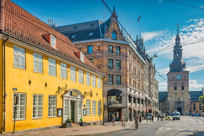 Oslo Viking Quest: Exploration Game and Tour - Reading Oslo City Hall through a puzzle