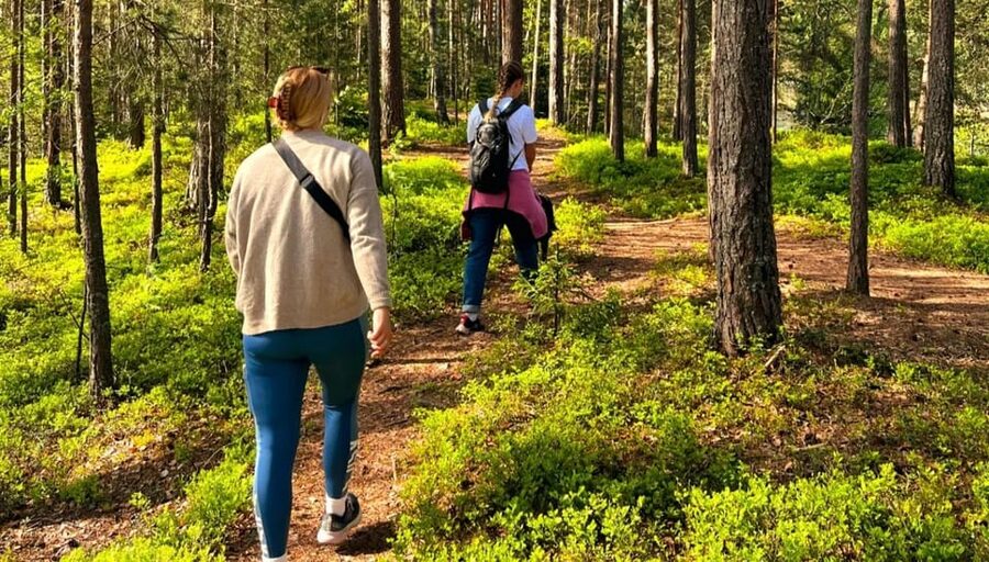 Oslo: Yoga & Hiking with a dog - From Oslo station to a quiet lake in 25 minutes
