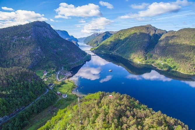 Private Fjordcruise by Luxury Pontoon Boat - Bergen Fjords - A private pontoon built for looking around