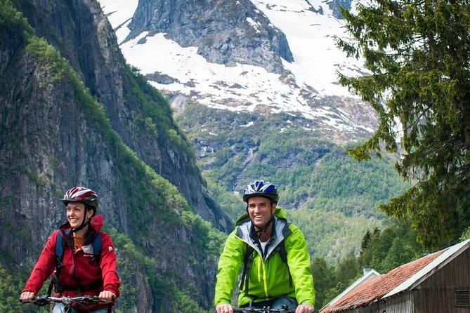 Private Full-Day Round Trip from Oslo to Sognefjord via Flåm Railway - Flåm: a short stop between boat and train