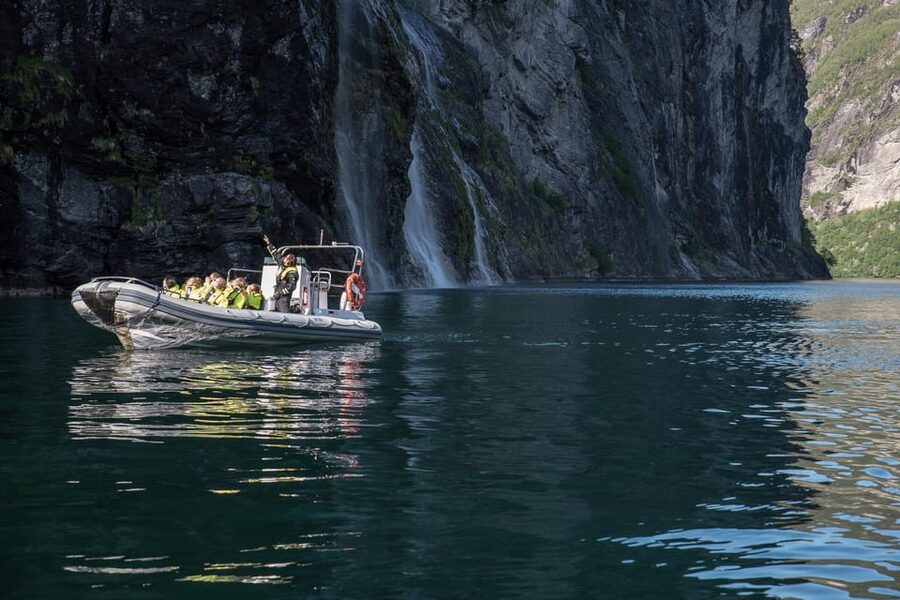 RIB Geiranger - Fjordsafari - The guide makes a short trip feel fuller