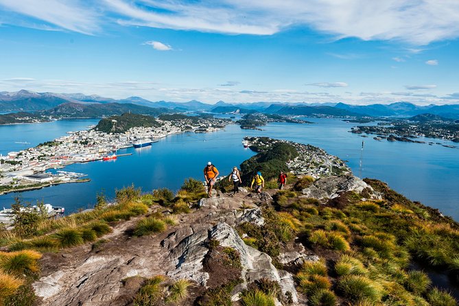 Seakayak And Hike in Ålesund - Crossing Aspevågen toward Slinnings point