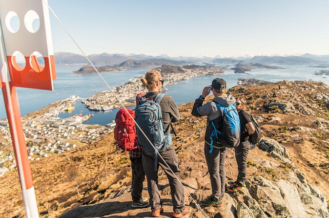 Seakayak And Hike in Ålesund - Landing at Hessa and changing from paddle to boots