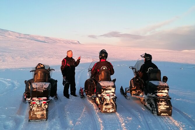Snowmobile safari in the mountain plateau of Finnmarksvidda - Learning to handle the snowmobile