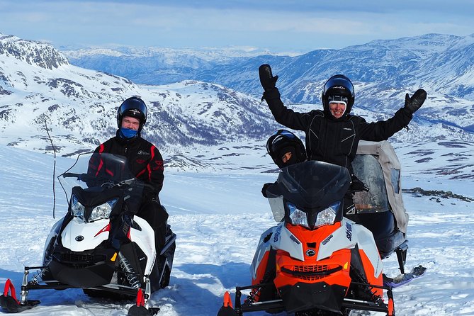 Snowmobile safari in the mountain plateau of Finnmarksvidda - The halfway pause and warm drinks