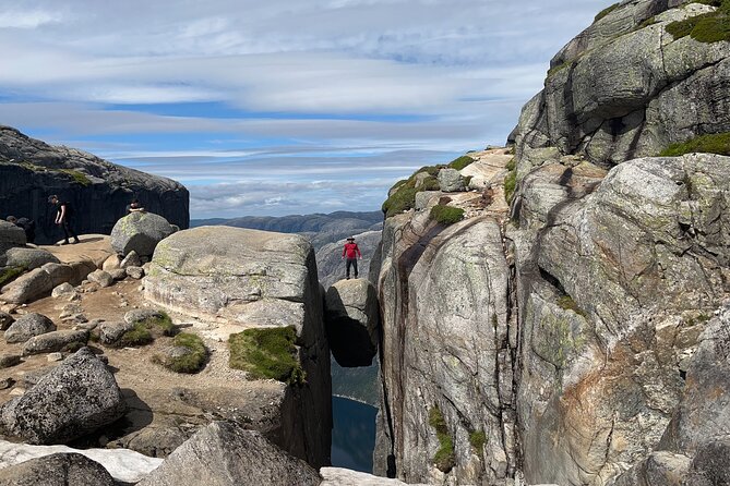 Stavanger: Kjerag Hike with Guide and Transportation - A small group changes the feel of the day