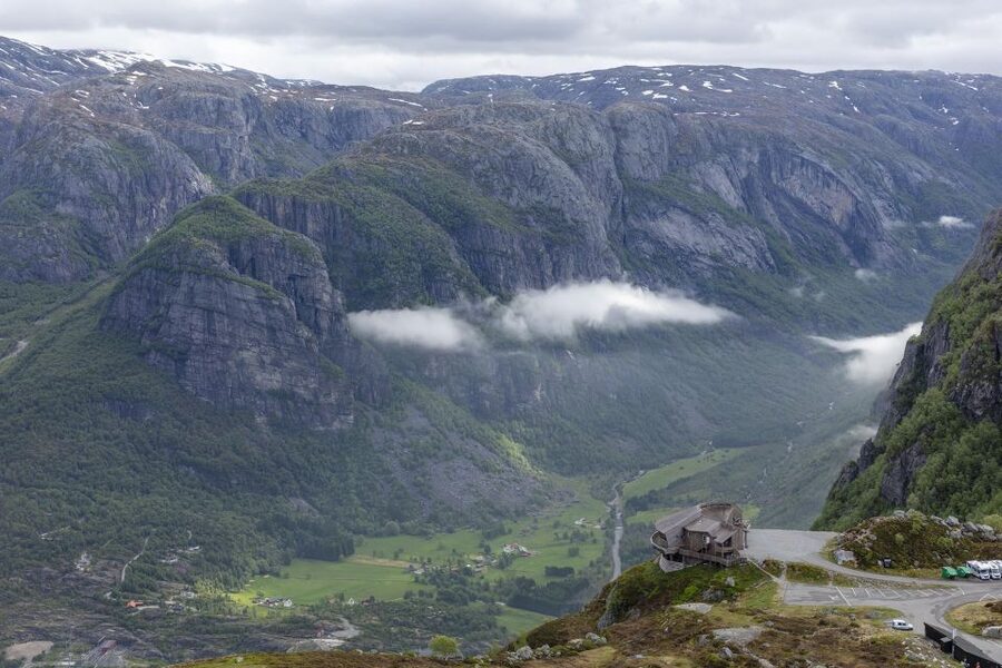 Stavanger: Kjerag Summer Hike with Packed Lunch - A three-hour descent back to Eagle’s Nest