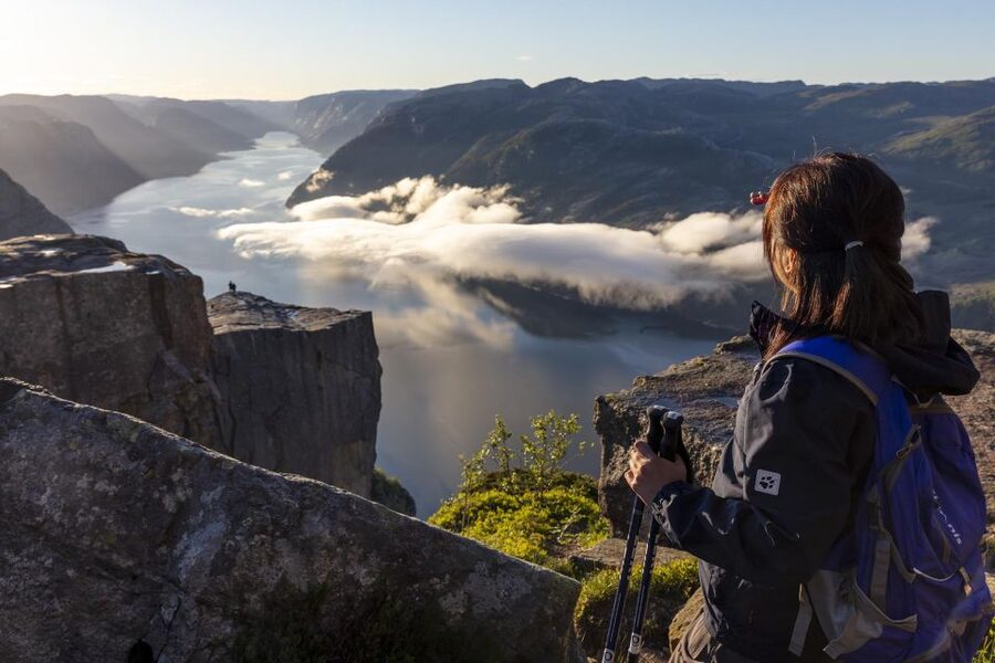 Stavanger: Preikestolen Sunrise Hike with Breakfast Buffet - Reaching the 604-meter cliff at sunrise