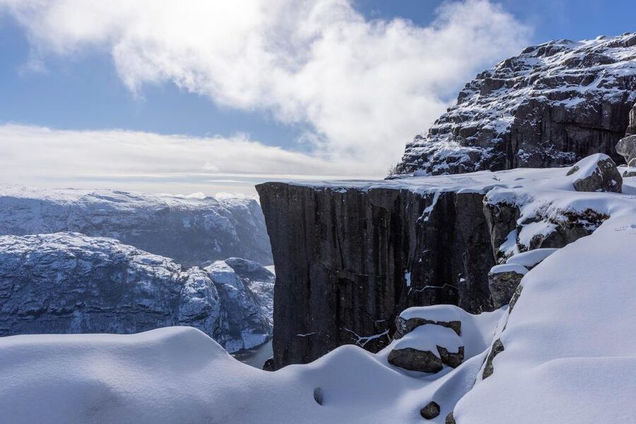 Stavanger: Preikestolen Winter Hike + Hot Lunch - The 604-meter view above Lysefjorden