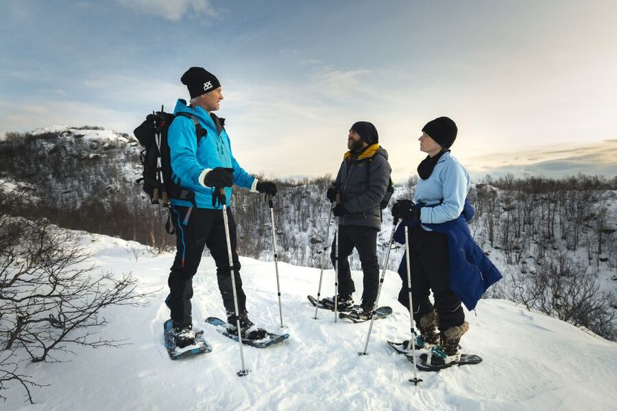 Svolvær: Snowshoe Nature Explorer - Hot drinks with a mountain view