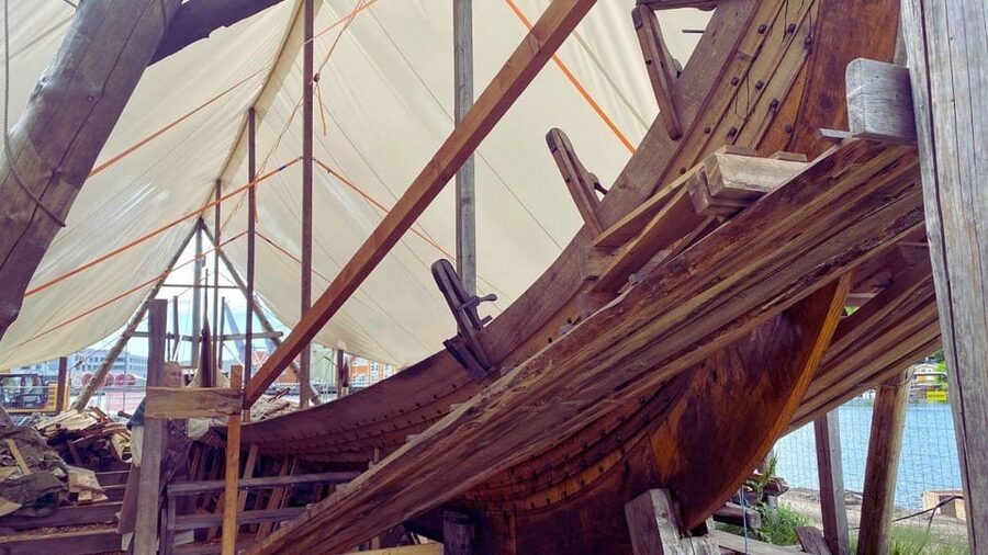 Tønsberg: Walk with a Viking - Guided Tour - Walking toward Slottsfjell