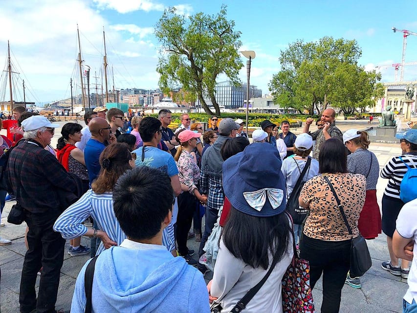 Tour a Pie en Oslo en Español - Starting with Oslo’s Tiger at Jernbanetorget