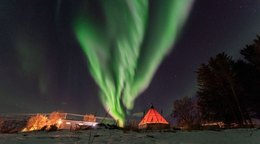 Tromsø: Aurora Safari Chase by big bus with Camp meal - When the lights appear