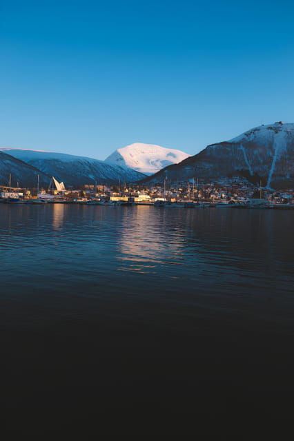 Tromso: Express Walk with a Local in 60 minutes - From Domkirka to the Arctic Cathedral