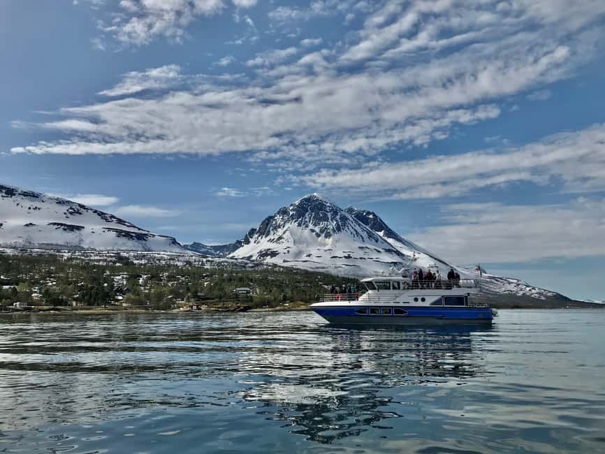 Tromsø: Midnight Sightseeing Cruise All-inclusive - Staying warm on deck or inside