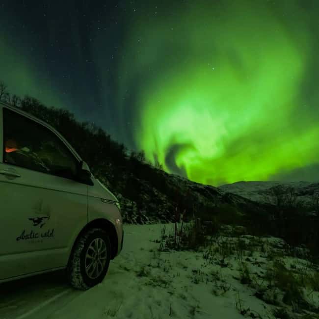 Tromsø: Northern Lights Chase by a comfortable bus - Starting at Kaigata 4 and the Magic Ice Bar