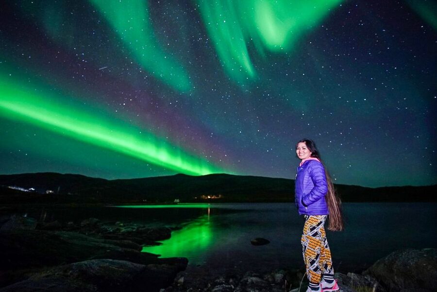 Tromsø: Northern Lights Chase Minibus Tour - Staying warm in Arctic night