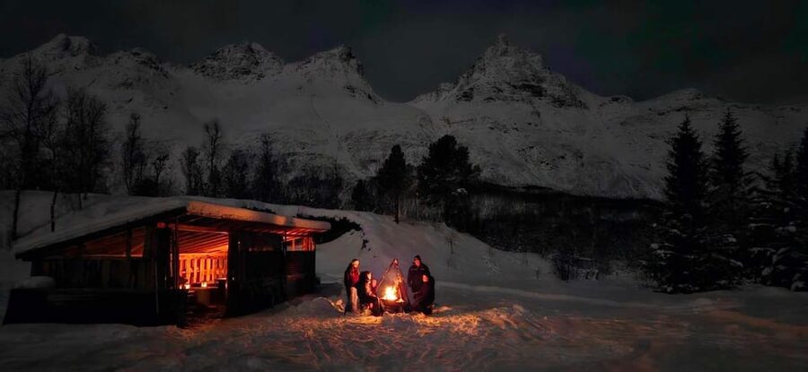 Tromsø: Northern Lights Hunt. Local Guide and Basecamp. - Waiting at the Wilderness Basecamp