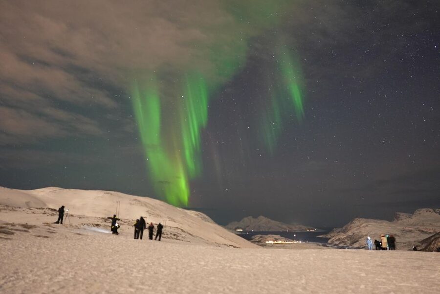 Tromsø: Northern Lights Minibus Small Private Tour Group - Hot drinks, thermal suits, and the cold