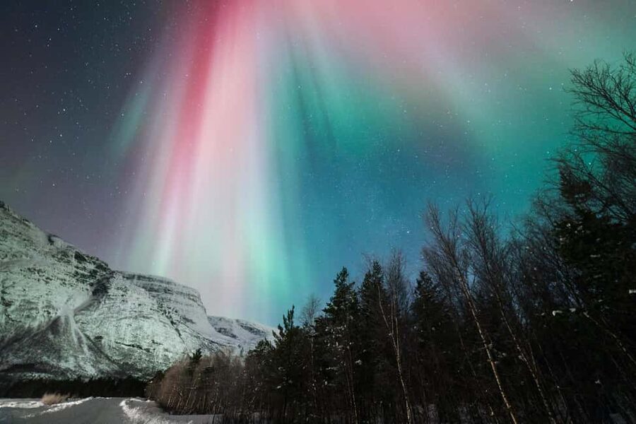 Tromsø: Northern Lights tour with local experts - Waiting beside the fire