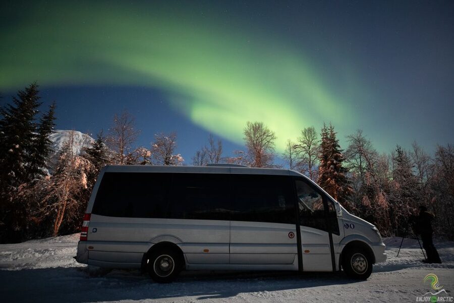 Tromsø: Northern Lights Trip with Campfire and Snacks - Finding darkness beyond the city
