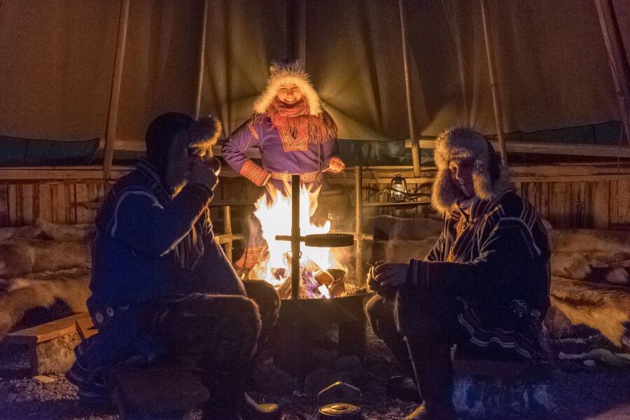 Tromsø: Reindeer Camp Dinner with Chance of Northern Lights - Candlelight, hot drinks and a proper Arctic break