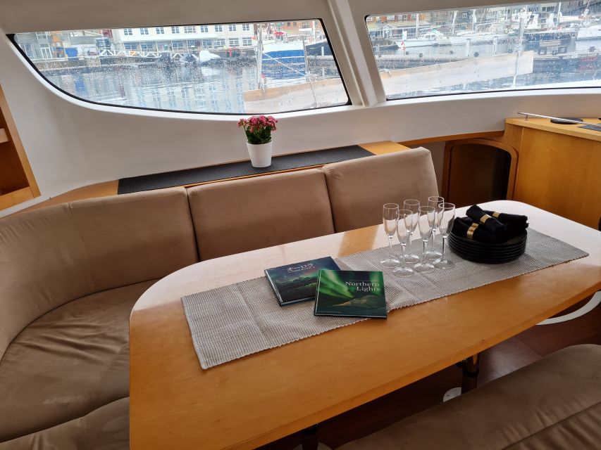 Tromso: Sightseeing Cruise by Catamaran with Snacks & Drinks - Warm drinks and a practical indoor break