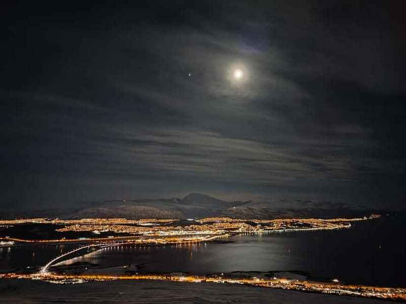 Tromsø: Ski touring (ski de randonnee) - Skiing back toward the sea