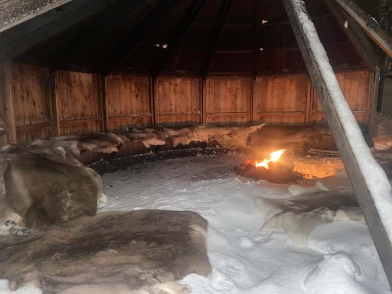 Tromsø: Snow Sledding, Mini Skiing, Lasso and Reindeer Hides - Mini skis and the lasso challenge