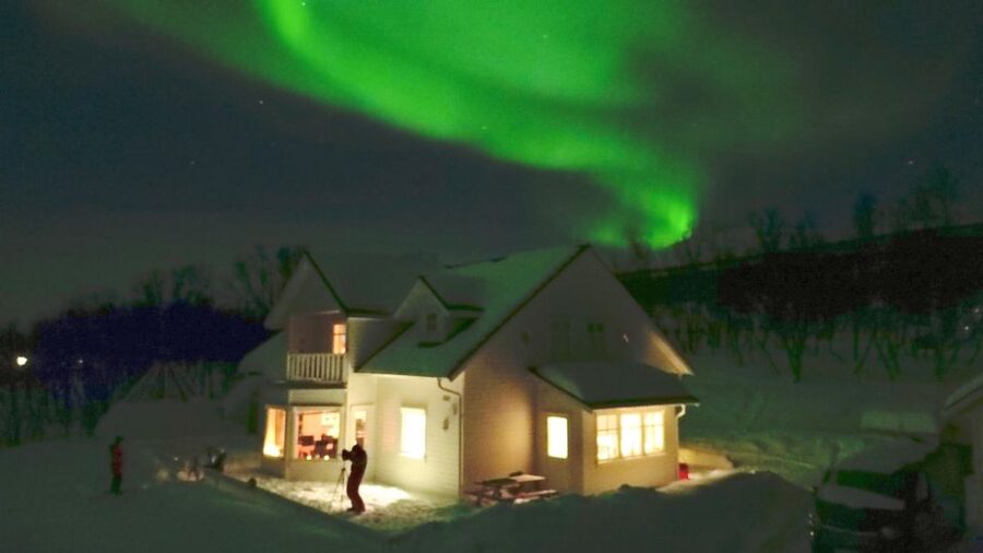 Tromsø: Snowmobile Safari with Aurora Crystal Lavvo Stay - Waiting for the Northern Lights