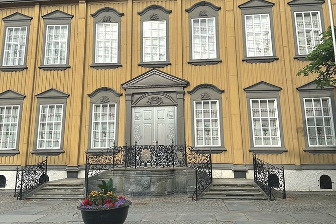 Trondheim's Regalia Self-Guided Tour of Norway's Historic Centre - Stiftsgården and Trondheim Torg